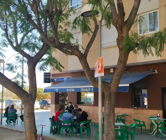 Bar especialitzat en tapes i esmorzars. Ideal per a veure esports.