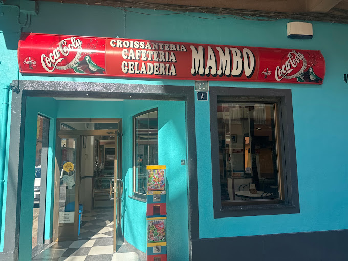 Cafeteria amb esmorzars, pastissos, granissats, orxateria i tota classe de gelats.